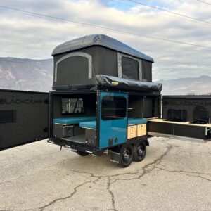 BLACKCAMP 2026 - Ocean Blue con allestimento interno LIVING (veicolo da fiera/da esposizione)